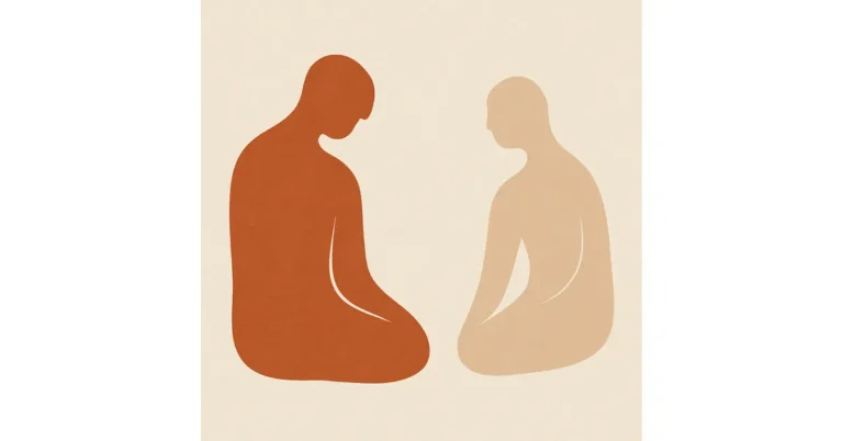 Duas figuras humanas minimalistas sentadas. A imagem mostra duas silhuetas estilizadas de pessoas sentadas, voltadas uma para a outra. A figura da esquerda é maior e de cor marrom-avermelhada; sua cabeça está levemente inclinada para baixo, sugerindo introspecção ou reflexão. A figura da direita é bege-clara, menor, também sentada de pernas cruzadas e com a cabeça voltada para baixo. Ambas são desenhadas com linhas suaves e simples, sem detalhes faciais, em um estilo abstrato e minimalista. O fundo é bege claro, sem outros elementos.