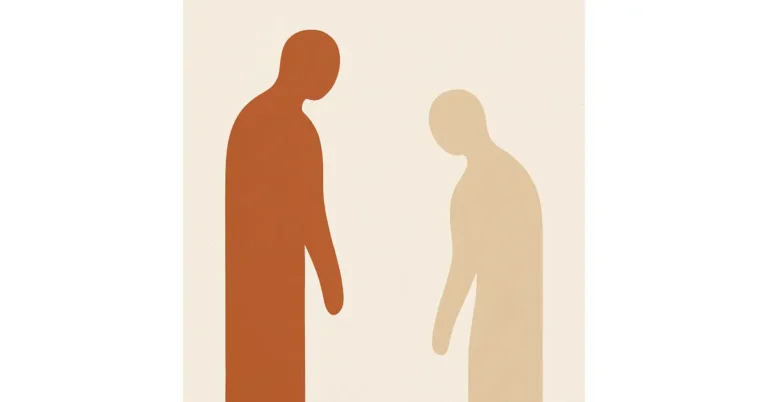 Duas silhuetas minimalistas estilizadas. A imagem apresenta duas figuras humanas simplificadas, desenhadas como silhuetas alongadas e sem detalhes faciais. A figura à esquerda é maior e marrom-avermelhada, com a cabeça ligeiramente inclinada para frente e um braço caído. A figura à direita é menor e bege-clara, também com a cabeça abaixada e o braço apontando para baixo, transmitindo uma sensação de tristeza, empatia ou introspecção. O fundo é bege claro e não há outros elementos na imagem, mantendo o estilo minimalista e abstrato.