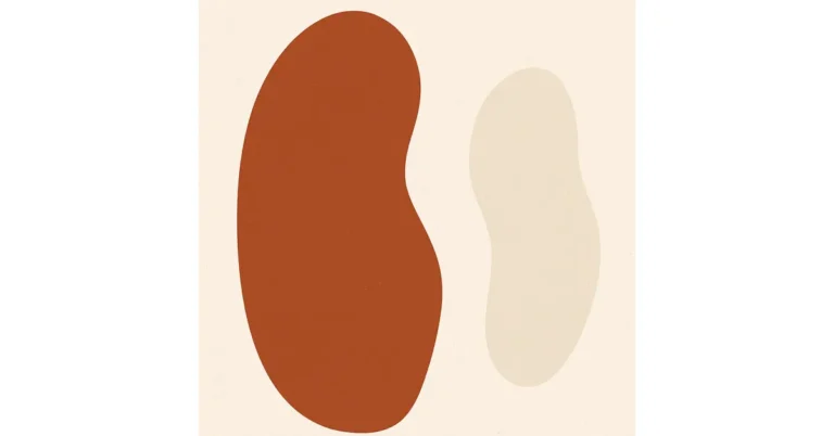 A imagem mostra duas formas orgânicas e irregulares, semelhantes a feijões ou rins, sobre um fundo bege claro. A forma da esquerda é maior e tem cor marrom-avermelhada, enquanto a da direita é menor e possui um tom bege bem claro. Ambas têm contornos suaves e arredondados, criando uma composição minimalista e abstrata, sem detalhes ou texturas aparentes.
